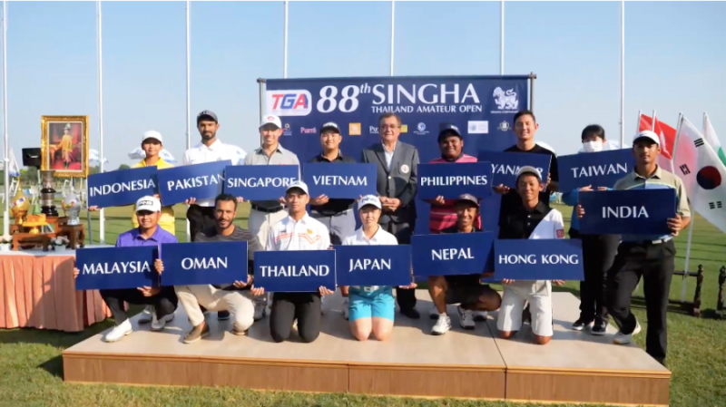 Anh Minh và đại diện các quốc gia khác ở lễ khai mạc Singha Thailand Amateur Open kỳ thứ 88