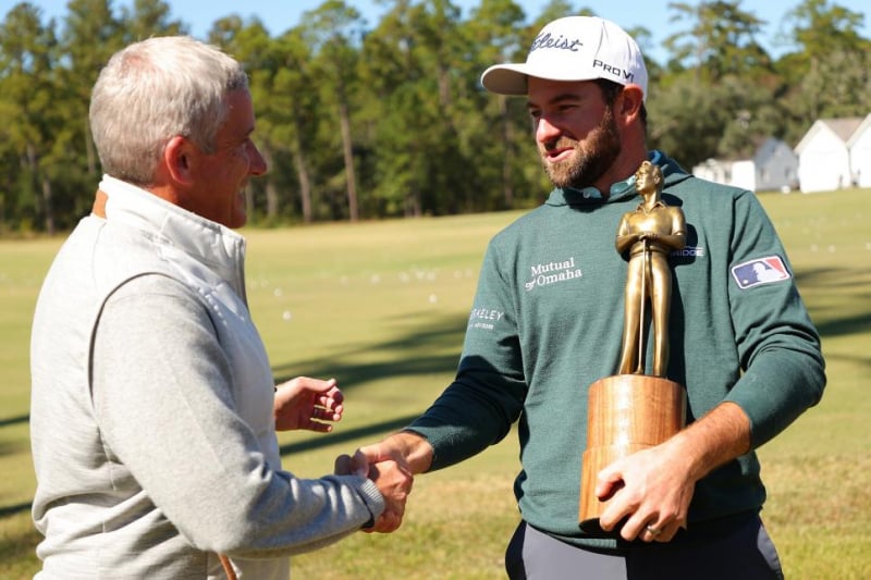 Young ôm cúp Arnold Palmer bắt tay với Đặc phái viên PGA Tour Jay Monahan