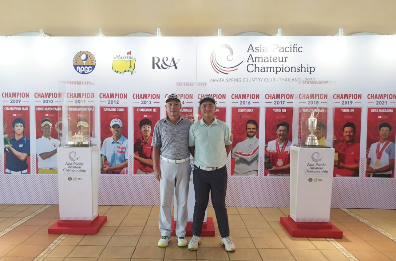 Anh Minh (bìa trái) giành quyền đấu trọn bốn vòng của Asia-Pacific Amateur Championship 2022 (ảnh: facebook Hạnh Nguyễn)