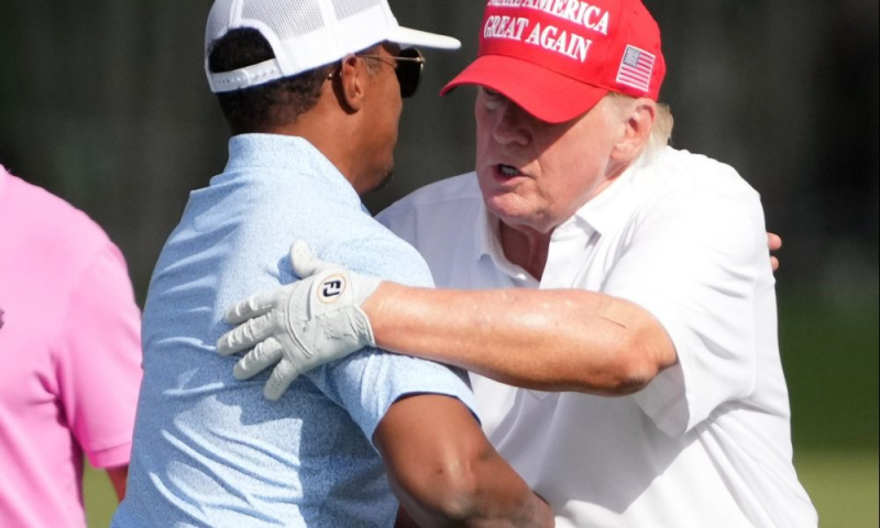 Donald Trump ôm CEO của Golf Saudi Majed Al Surour tại vòng pro-am ngày 27/10