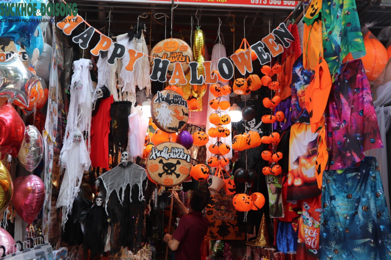 Các đồ hóa trang dành cho ngày Halloween đã được bày bán từ sớm trên phố Hàng Mã