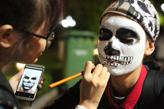 Dịch vụ vẽ mặt giúp mọi người hòa mình vào ngày hội hóa trang Halloween ấn tượng hơn (ảnh minh hoạ)