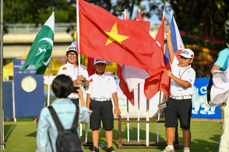 Từ trái qua: Ngô Thanh Sơn, Nguyễn Bảo Phát và Nguyễn Trọng Hoàng ở lễ khai mạc Singha Thailand Junior World Golf Championship 2022 (ảnh: TGA)