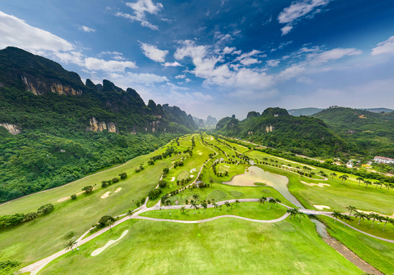 Sân Golf Phượng Hoàng - Phoenix Golf Resort tọa lạc tại Lương Sơn, tỉnh Hòa Bình cách Hà Nội khoảng 60km, với diện tích trải rộng 311,7ha và được xây dựng theo tiêu chuẩn quốc tế.