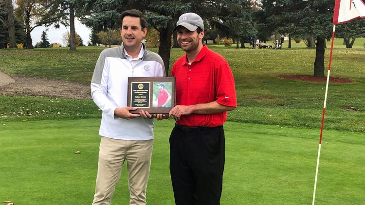 Giám đốc điều hành Hiệp hội Golf bang Wisconsin trao bảng ghi nhận kỷ lục không chính thức của Krentz
