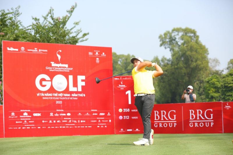 Anh Minh phát bóng mở màn Tiền Phong Golf Championship 2022