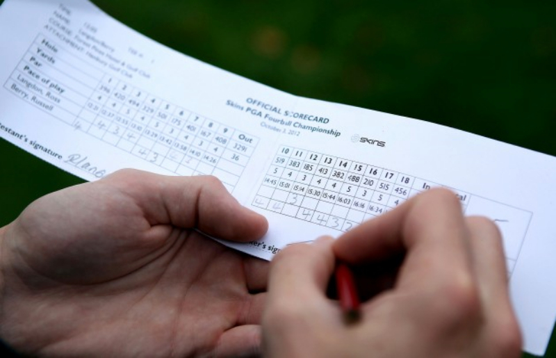Không ít golfer từng bị loại khỏi giải vì quên ký vào bảng điểm