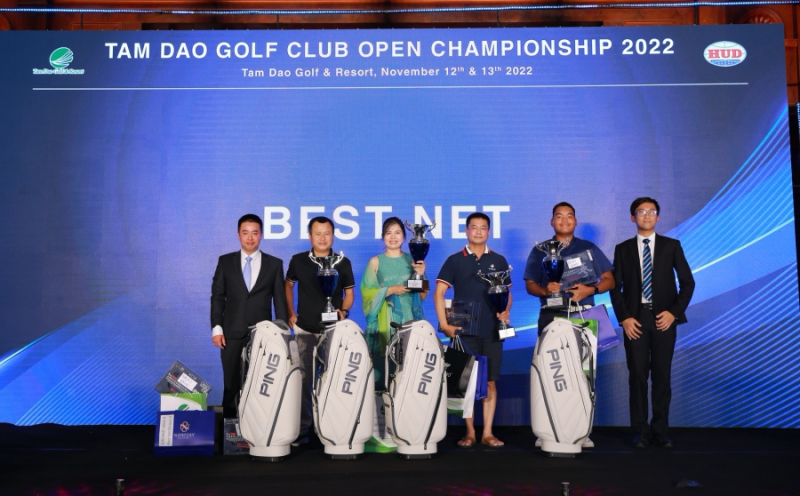 Bốn golfer đạt giải nhất theo bảng. Riêng Nguyễn Đức Sơn (thứ hai từ phải sang) nhận thêm giải eagle