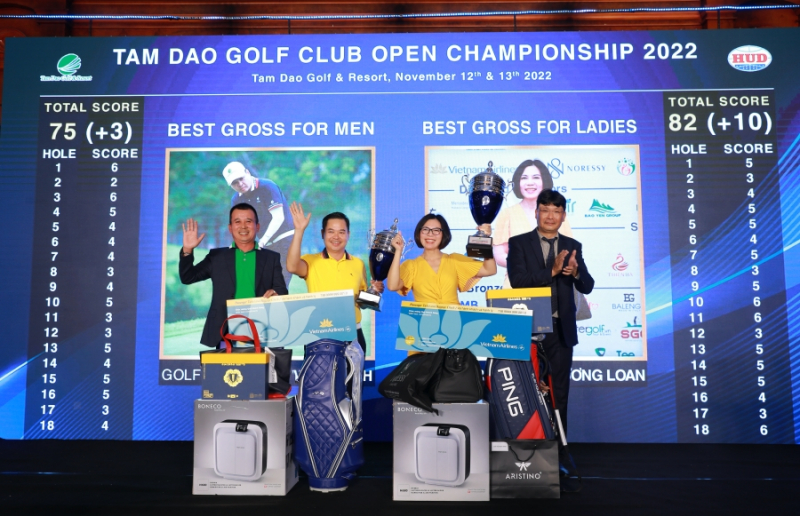 Golfer Nguyễn Văn Mạnh nâng cúp vô địch nam và Bùi Thị Phương Loan nhận cúp nữ