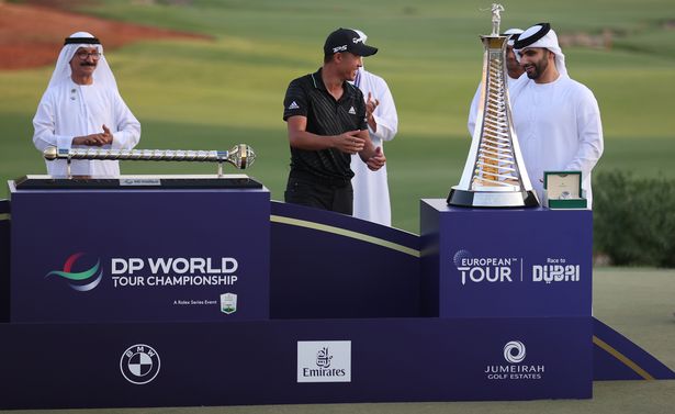 Morikawa trong khoảnh khắc nhận cup vô địch DP World Tour Championship và Race to Dubai 2021