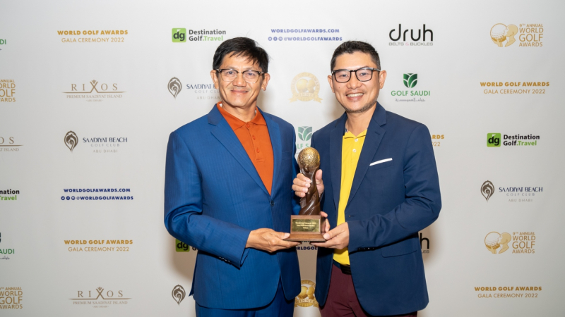 Ông Nguyễn Văn Liêm, Phó chủ tịch Hiệp Hội Du Lịch Golf Việt Nam (bìa trái) và ông Trịnh Văn Thành, Phó TTK VTGA nhận giải điểm đến du lịch golf tốt nhất Châu Á năm 2022.