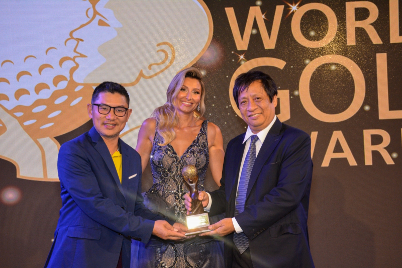 Ông Nguyễn Mạnh Tuấn (bìa phải) - Đại sứ đặc mệnh toàn quyền Việt Nam tại UAE và ông Trịnh Văn Thành, Phó TTK VTGA nhận giải cho Hiệp hội Golf tốt nhất thế giới