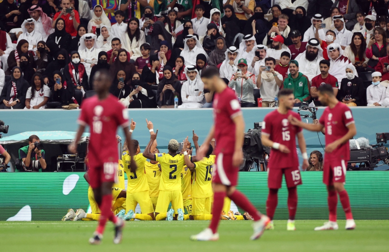 Các cầu thủ Qatar (áo đỏ) không thể giành điểm khi gặp Ecuador trong ngày World Cup 2022 khai mạc (ảnh: Reuters)