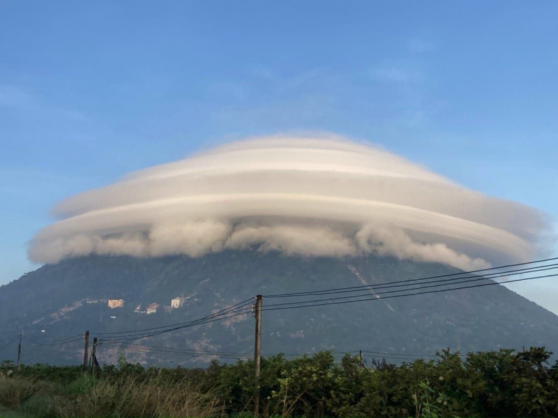Đám mây lạ trên núi Bà Đen vào sáng 24/11 (ảnh: Đỗ Vinh Quan)