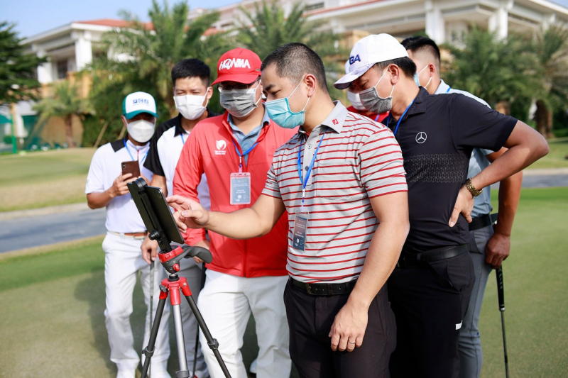 HLV của PGA Australia Phạm Minh Đức hướng dẫn các phần lý thuyết giảng dạy ở chương trình đào tạo HLV golf của VGA