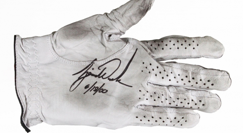 Găng tay kèm chữ ký và mốc thời gian của Woods tại US Open 2000
