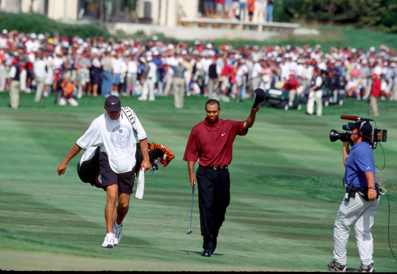 Woods và caddie Steve Williams rảo bước vòng cuối major do Hiệp hội Golf Mỹ (USGA) chủ trì năm 2000 ở Pebble Beach