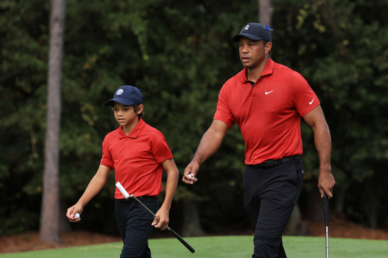 Tiger Woods và con trai Charlie ở vòng cuối PNC Championship 2021