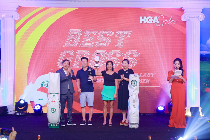 Vũ Anh Quang và Nguyễn Thị Ngọc Dung nhận cúp vô địch HGA Gala (ảnh: FLC Biscom)