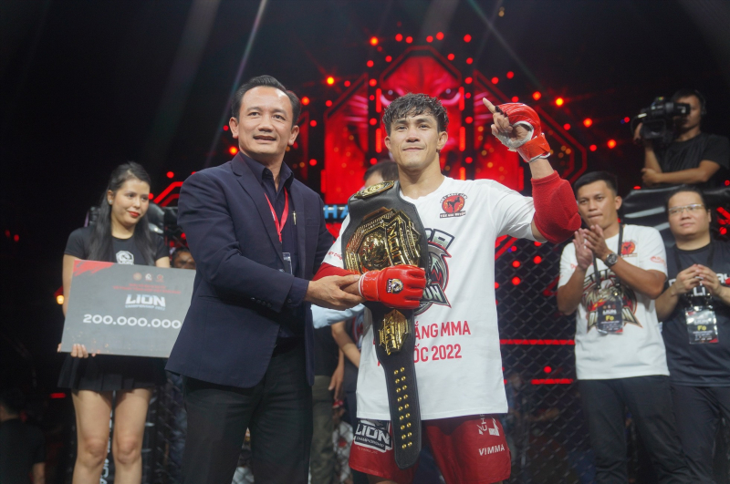 Duy Nhất nhận đai vô địch trong chung kết Lion Championship 2022 (ảnh: MMAVN)