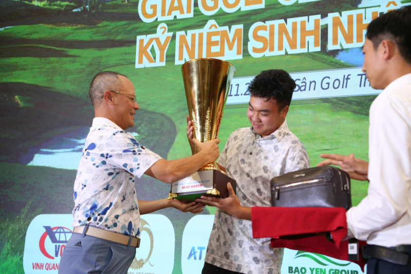 Đặng Minh nhận cúp vô địch giải