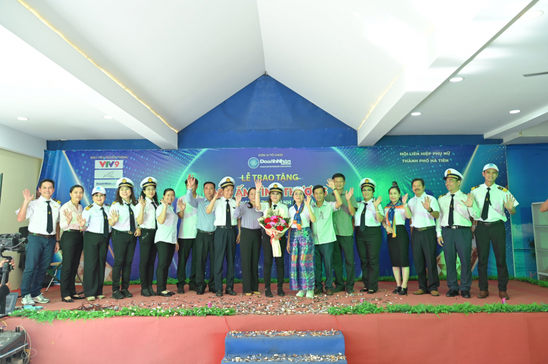 CLB DNSG phối hợp với Hội phụ nữ Thành phố Hà Tiên tặng 2 mái ấm cho 2 hộ gia đình khó khăn.