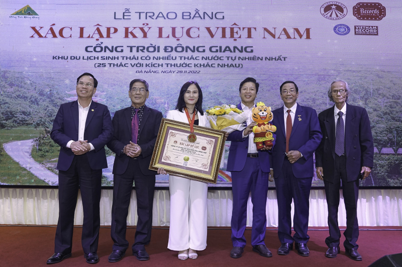 Khu du lịch sinh thái Cổng Trời Đông Giang nhận bằng xác lập kỷ lục từ Tổ chức kỷ lục Việt Nam