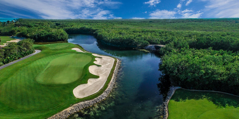 El Camaleon Golf Club được xây dựng vào năm 2004 bởi Greg Norman, đây là sân golf 72 hố duy nhất của Mỹ Latinh được sử dụng để thi đấu giải PGA Tour.
