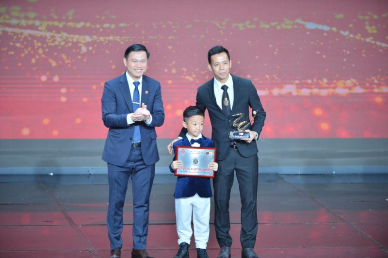 Văn Quyết cùng con trai nhận danh hiệu Cầu thủ xuất sắc nhất V-League 2022