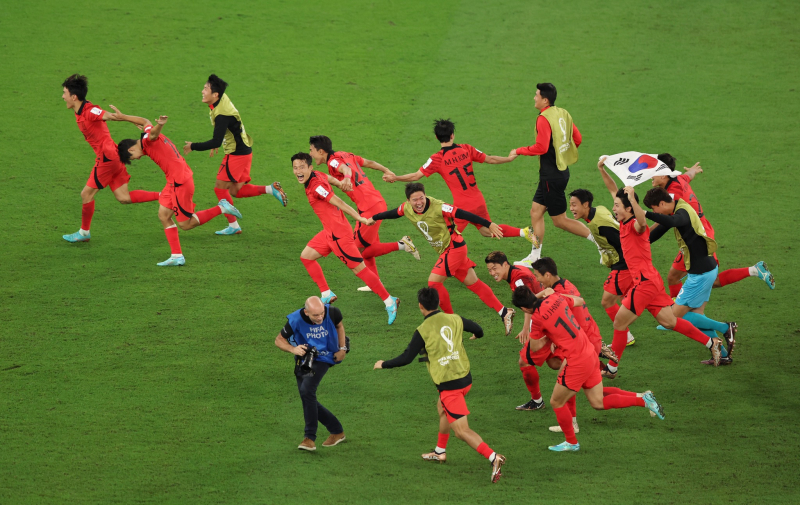 Nhờ pha ghi bàn phút bù giờ, Hàn Quốc thắng ngược Bồ Đào Nha 2-1 tối 2/12 để lách khe cửa hẹp vào vòng 1/8 World Cup 2022