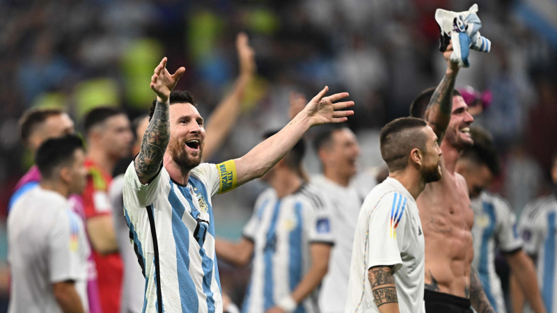 Niềm vui của đội trưởng Messi cùng các cầu thủ Argentina sau khi giành vé vào tứ kết World Cup 2022