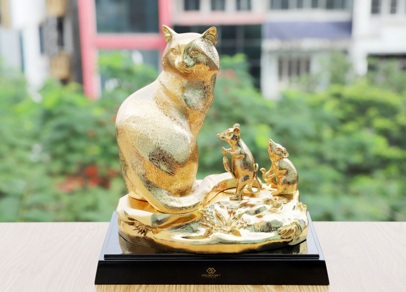 Tượng mèo vàng Cung tiến do Golden Gift Việt Nam chế tác, có giá bán từ 7 triệu đồng