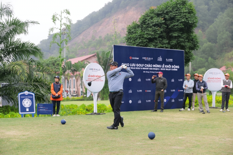 Ông K.J Choi trải nghiệm sân Hillside Course trong Amber Hills Golf & Resort