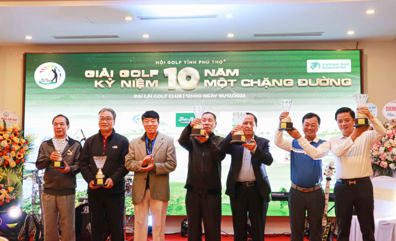 Hội golf Phú Thọ vinh danh 6 hội viên hoạt động tích cực trong năm.
