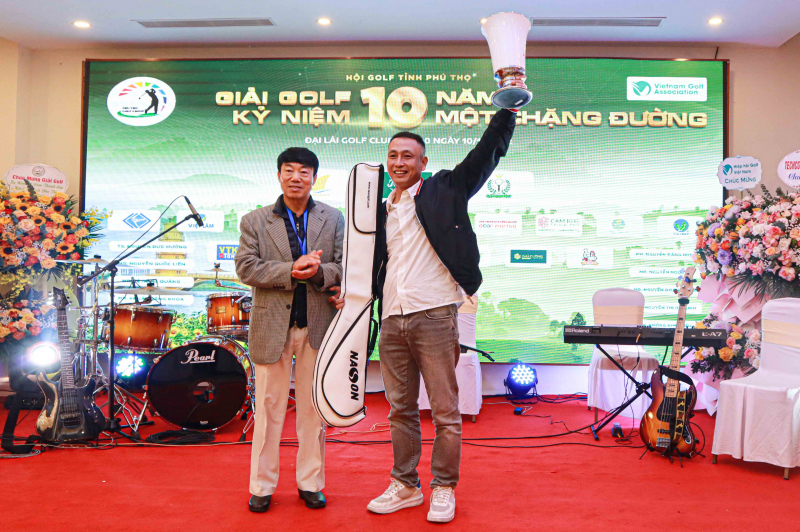 Ông Nguyễn Doãn Khánh - Chủ tịch Hội golf Phú Thọ (bên trái) trao giải Best Gross cho golfer Trương Mạnh (bên phải).