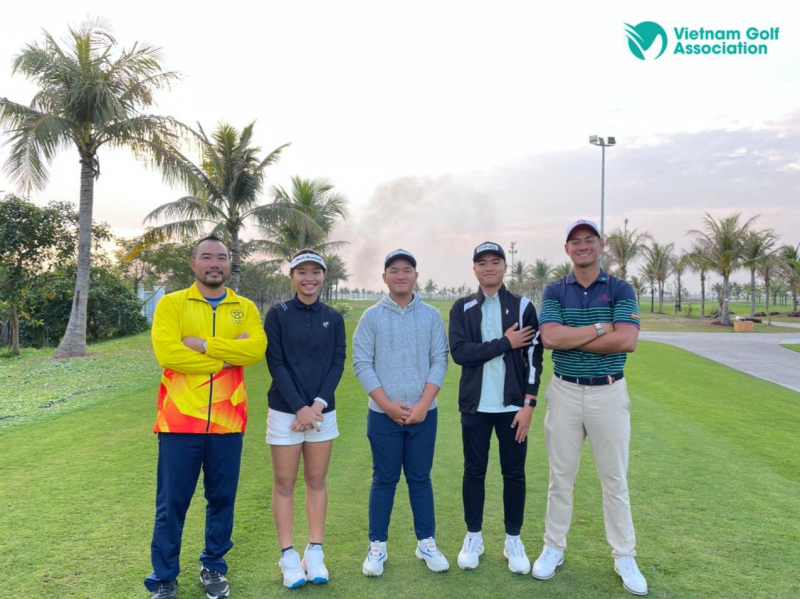 Từ phải qua: Trương Chí Quân, Nguyễn Quang Trí, Nguyễn Anh Minh và Lê Chúc An của tuyển golf Hà Nội (ảnh: VGA)