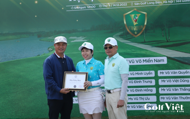 TTK Hội Golf TP Hà Nội Đặng Tất Thành trao giấy chứng nhận hội viên chính thức cho CLB Golf Vũ - Võ