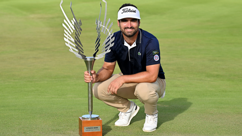 Antoine Rozner bên cúp vô địch Mauritius Open 2022