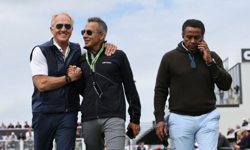 COO Atul Khosla (giữa) cùng CEO kiêm đặc phái viên LIV Golf Greg Norman