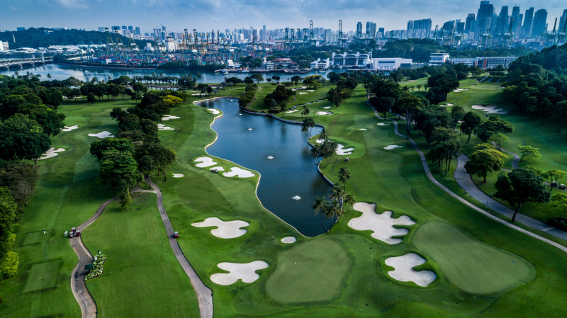 Những tòa nhà chọc trời lấp ló sau CLB Golf Sentosa.