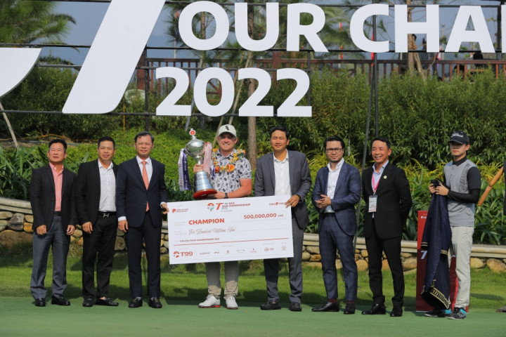 Troy nâng cúp vô địch VGA Tour Championship 2022 (ảnh: GNews)