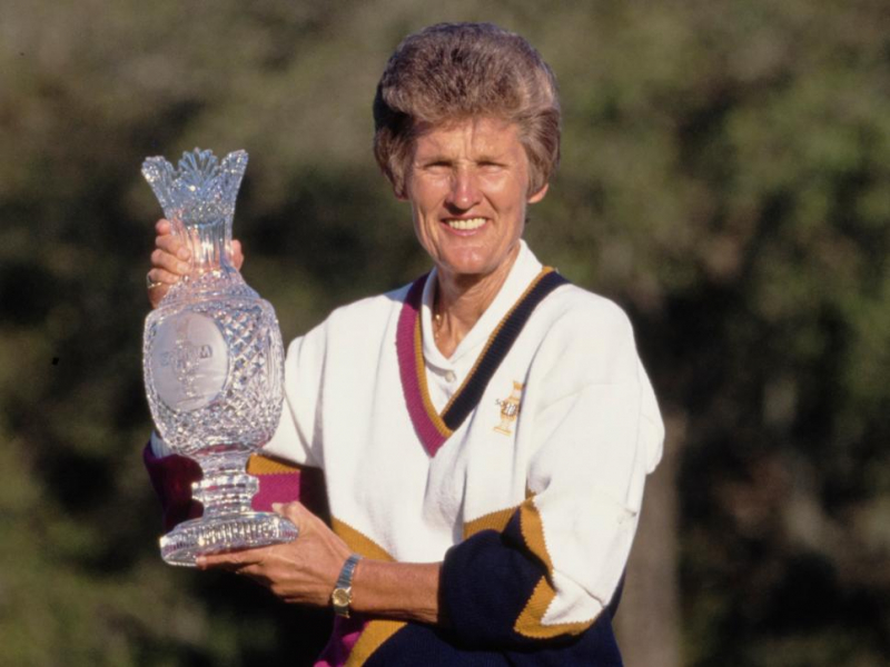 Đội trưởng tuyển Mỹ Kathy Whitworth nâng cúp vô địch khi hạ châu Âu ở Solheim Cup kỳ đầu tiên, năm 1990 tại Lake Nona Golf & Country Club