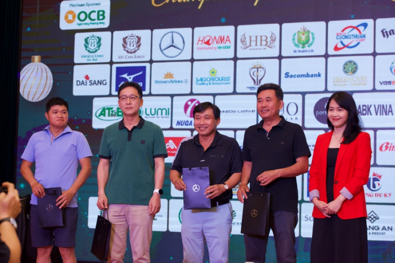 Ban tổ chức trao vé tham dự vòng loại Mercedes Trophy cho 12 đấu thủ sở hữu xe Mercedes-Benz có thành tích xuất sắc tại giải