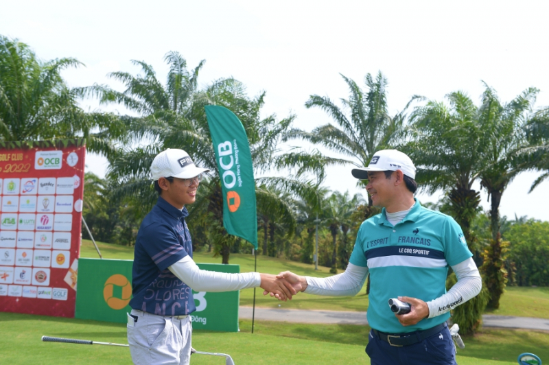 Thay vì vai trò caddie cho con trai như ở các giải nghiệp dư thành tích cao và giải chuyên nghiệp VGA Tour trong năm qua, tại Long Thành Golf Club Championship, hai bố con Lê Văn Lân - Khánh Hưng là đối thủ so tài.