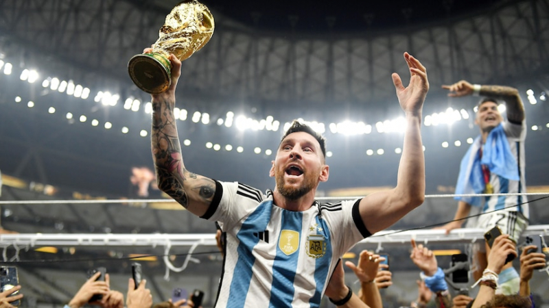 Messi mừng chức vô địch World Cup 2022