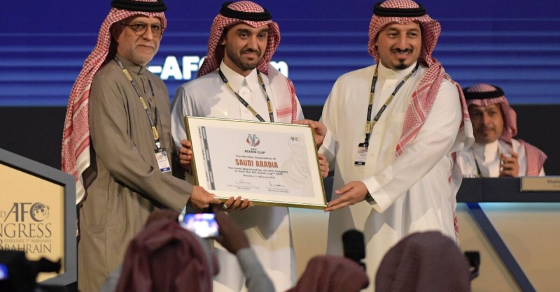 Chỉ tịch AFC Al Khalifa (bìa trái) trao quyền đăng cai Asian Cup 2027 cho Saudi Arabia