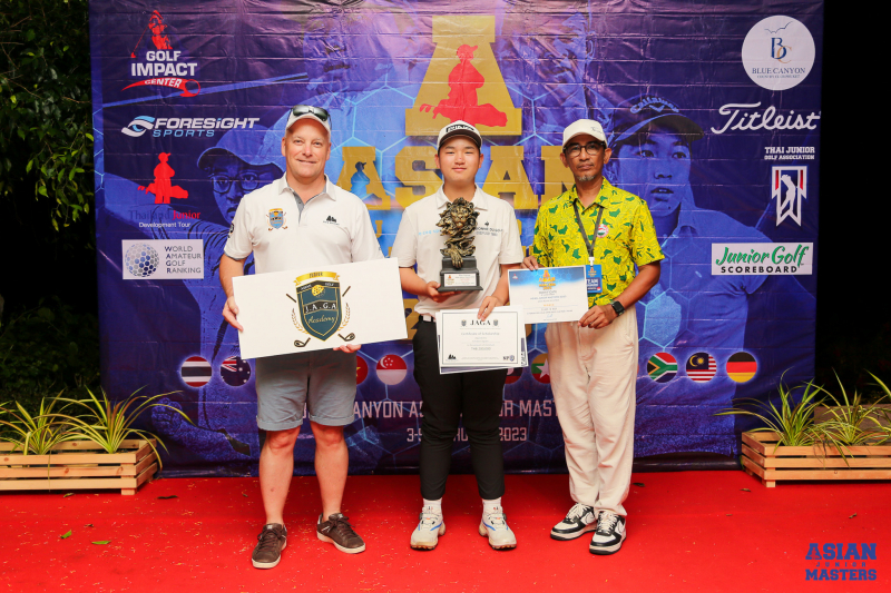 Anh Minh nhận cúp vô địch bảng A và chứng nhận của ban tổ chức