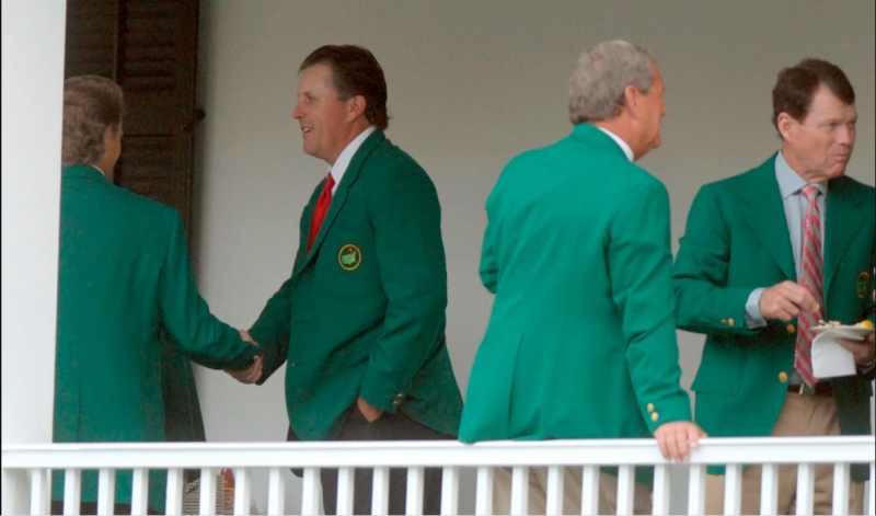 Mickelson (thứ hai từ trái sang), hiện thuộc biên chế LIV Golf bắt tay Bernhard Langer trong tiệc chiêu đãi Champions Dinner ở tuần đấu The Masters 2007