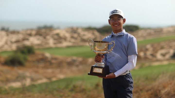 Khánh Hưng cùng cúp vô địch Lexus Challenge 2023, là golfer nghiệp dư thứ hai đăng quang trong lịch sử golf chuyên nghiệp Việt (ảnh: VGS)