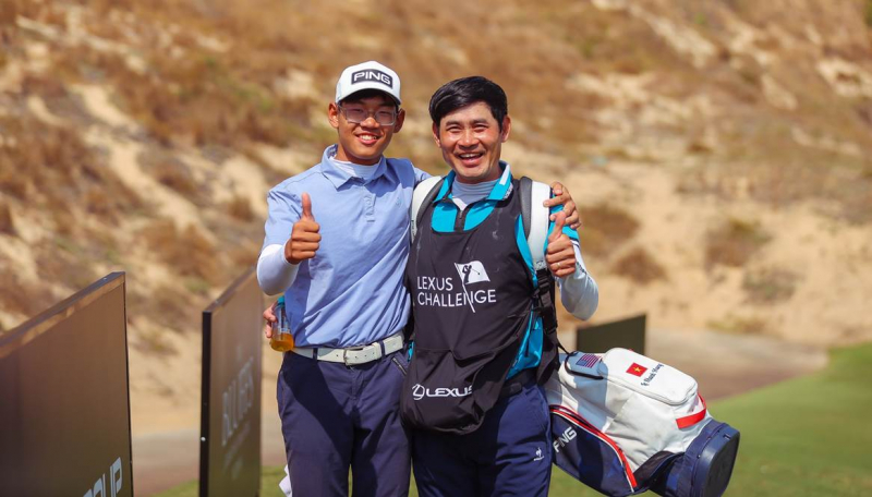 Khánh Hưng và bố Lê Văn Lân, cũng là caddie quen thuộc của golfer 15 tuổi ở mỗi giải đấu (ảnh: Trần Lân Ngọc)